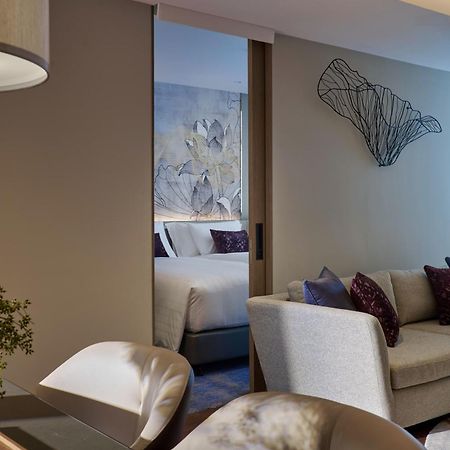 Chatrium Grand Bangkok Luaran gambar A sliding door