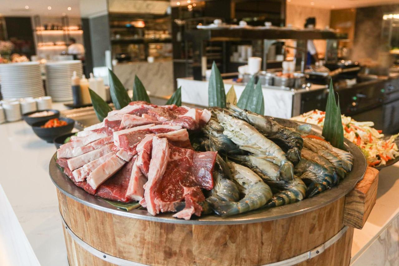 Chatrium Grand Bangkok Luaran gambar A selection of fresh meat and seafood at a buffet