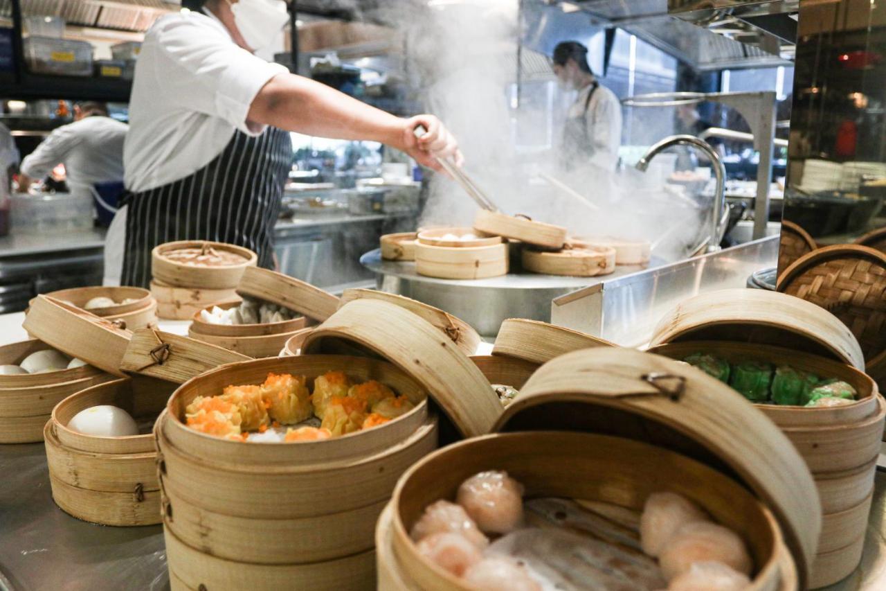 Chatrium Grand Bangkok Luaran gambar Dim sum being prepared in a restaurant