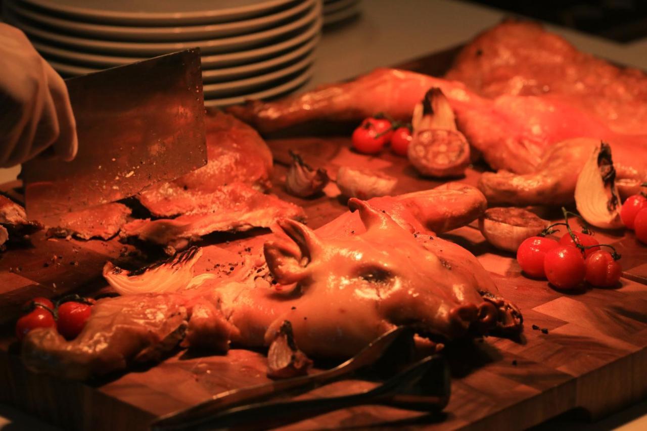 Chatrium Grand Bangkok Luaran gambar A carving station with roast chicken