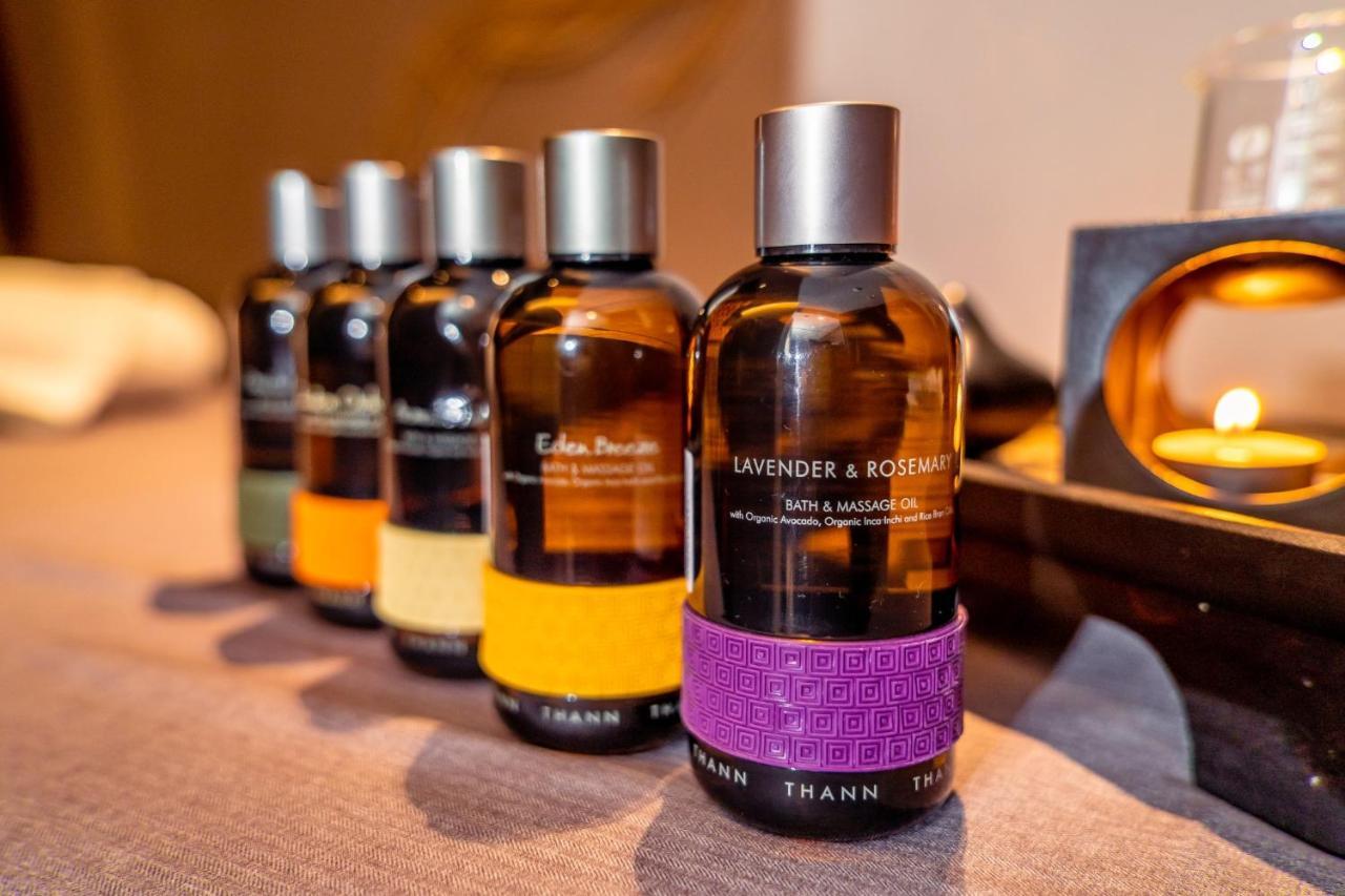 Chatrium Grand Bangkok Luaran gambar Essential oil bottles
