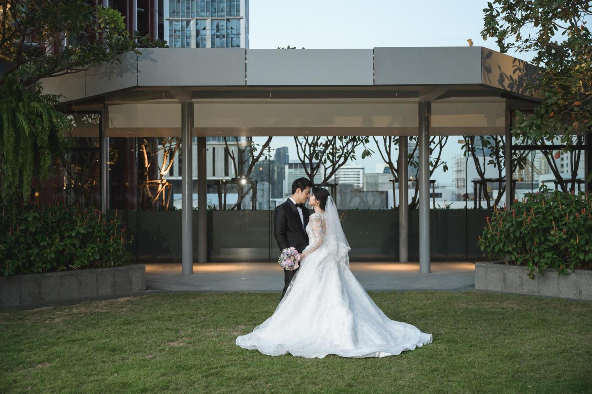 Chatrium Grand Bangkok Luaran gambar A Thai couple in wedding attire
