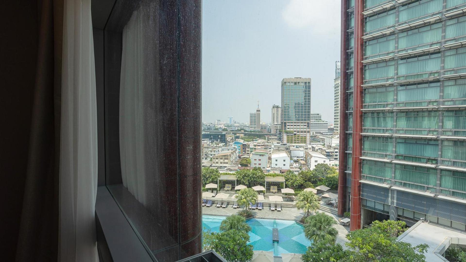 Chatrium Grand Bangkok Luaran gambar View of the pool