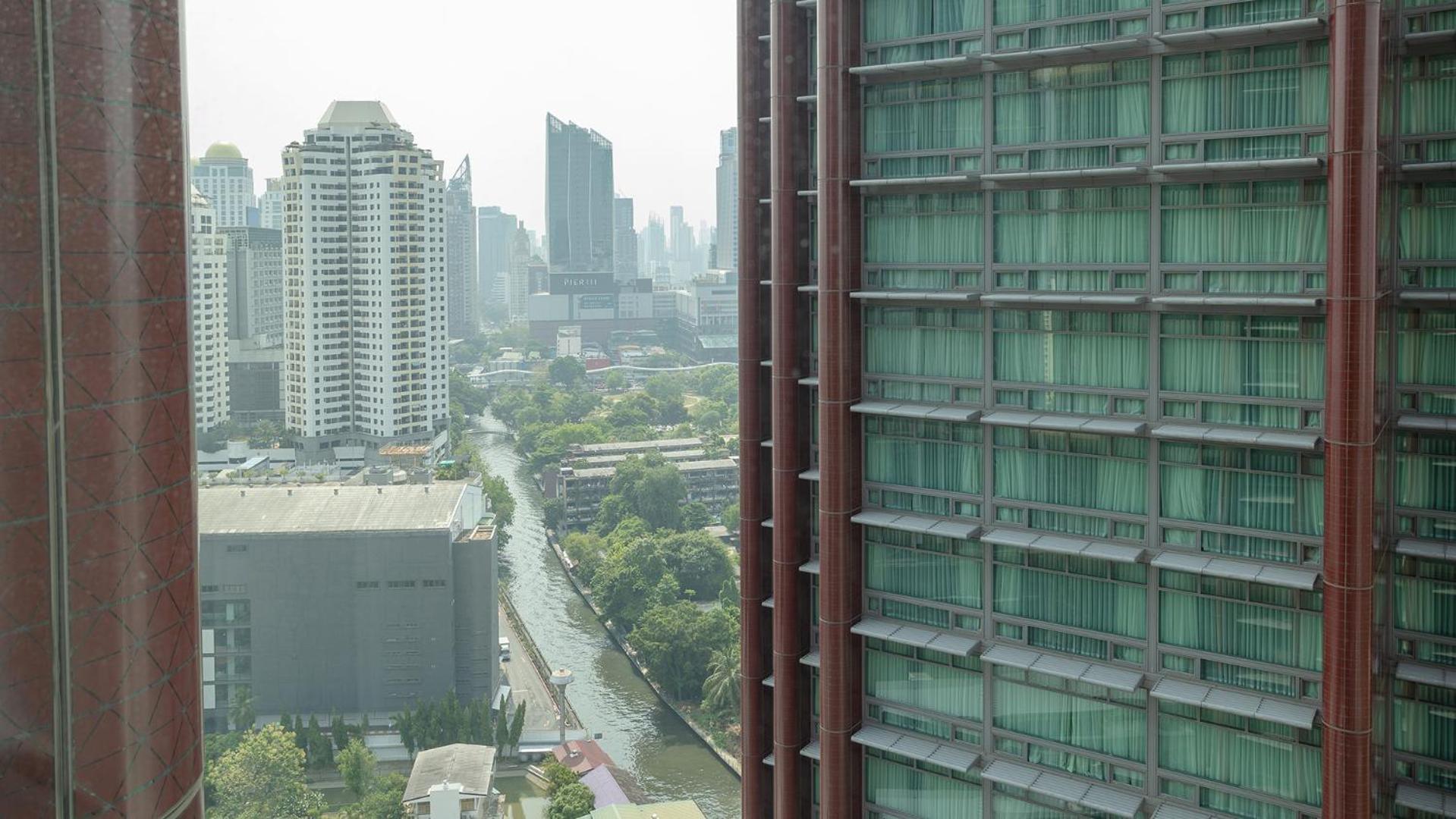 Chatrium Grand Bangkok Luaran gambar View of the station from the nearby condominium